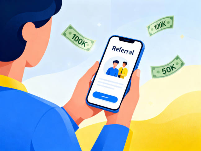 Ilustrasi: Seorang pengguna memegang smartphone yang menampilkan kode referral, sementara ikon Rp100.000 dan Rp50.000 melayang di sekelilingnya.